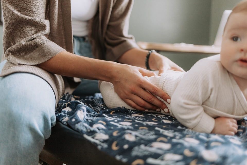 Bébé qui se fait ajuster par un chiropracteur