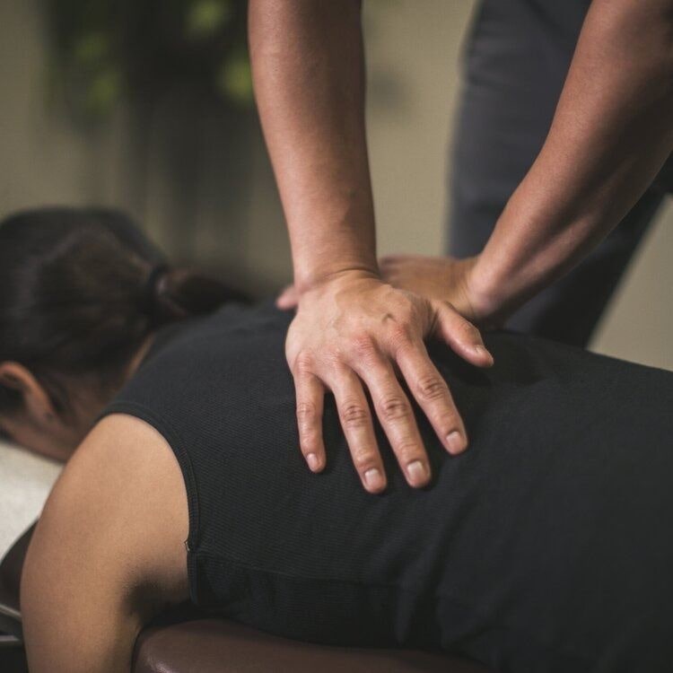 Chiropracteur qui ajuste une femme