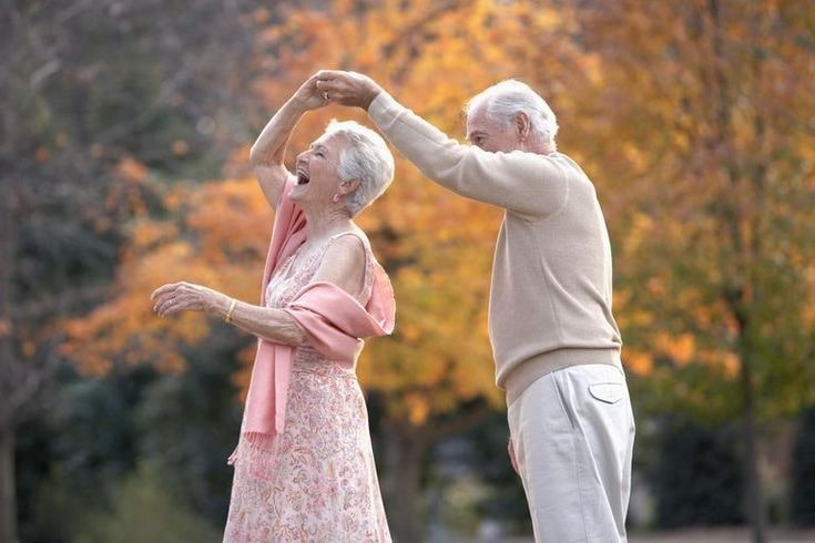 Couple de personnes âgées qui dansent