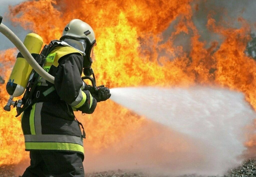 Pompier qui éteint un feu