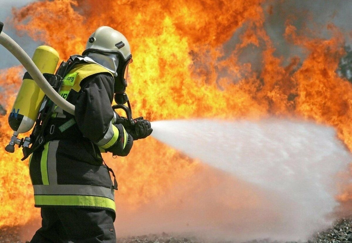 Pompier qui éteint un feu